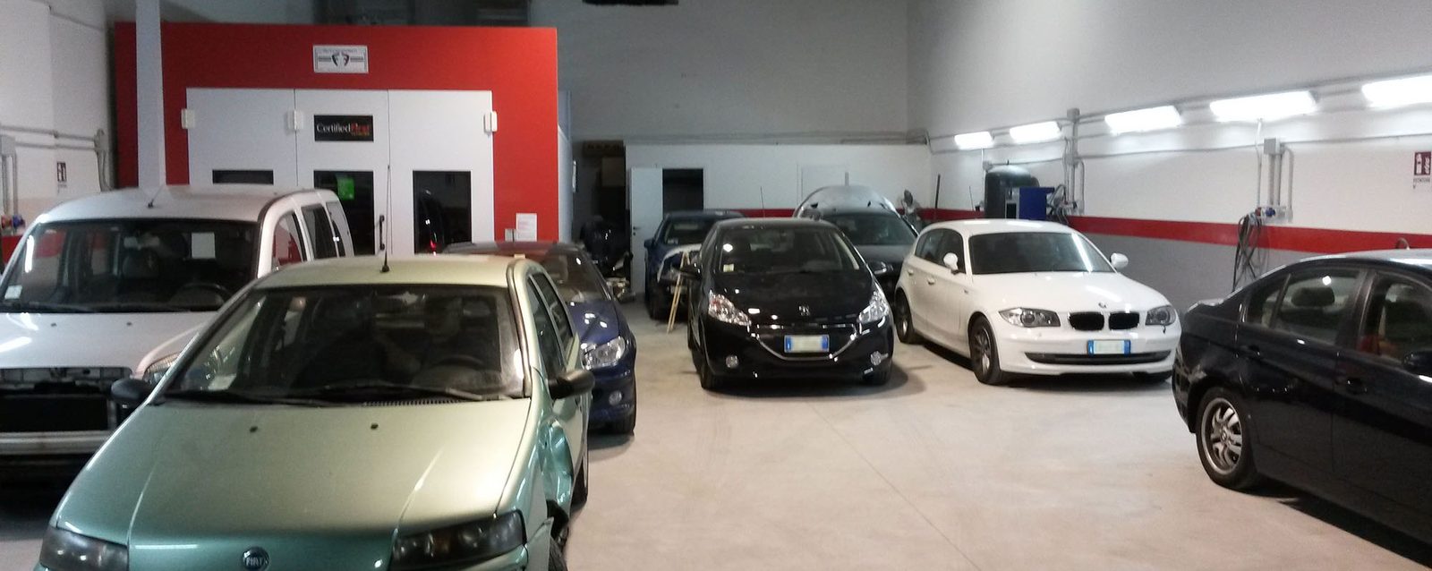Interno dell'Autocarrozzeria G.P.G. a Catania